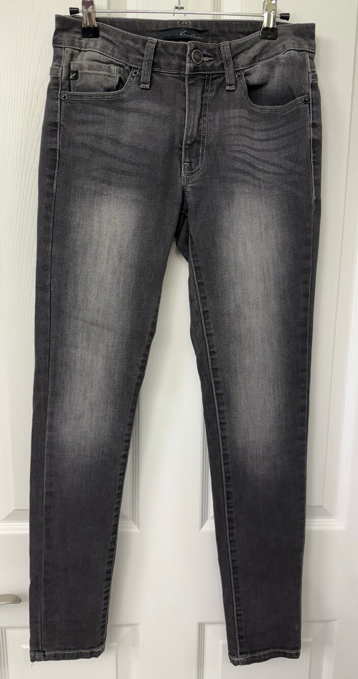 KanCan black denim Estilo size 26 stretch rise 8.5 inch inseam 30 inch jeans